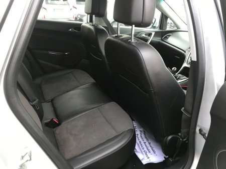 2011 Opel Astra - photo 24