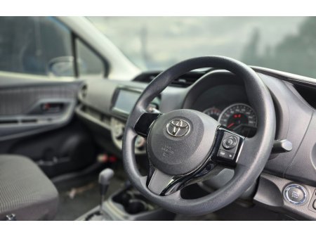 2017 Toyota Vitz - photo 2