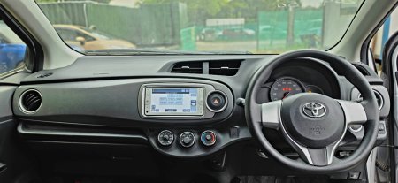 2014 Toyota Vitz - photo 12