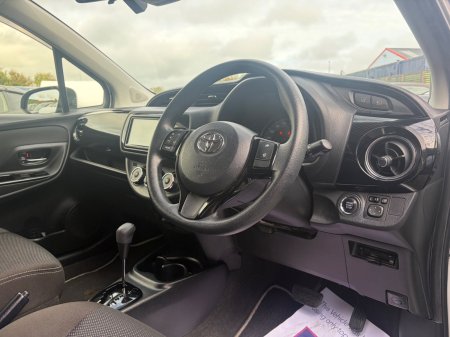 2019 Toyota Vitz - photo 4