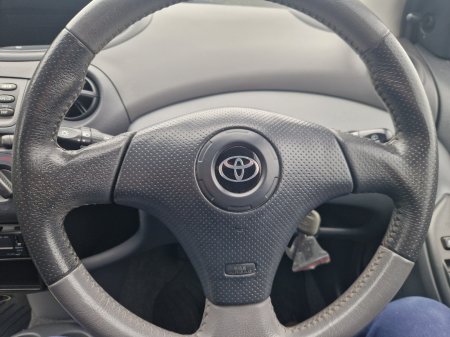 2002 Toyota Yaris - photo 6