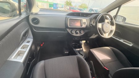 2015 Toyota Vitz - photo 9