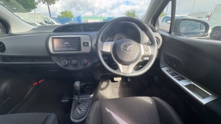 2015 Toyota Vitz - photo 11