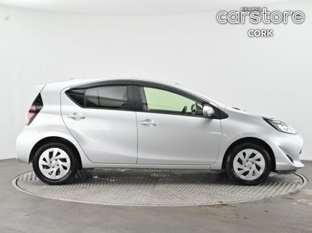 2021 Toyota Aqua - photo 2