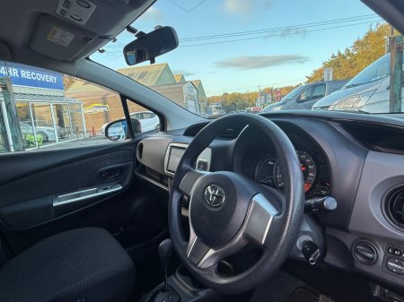 2014 Toyota Vitz - photo 13