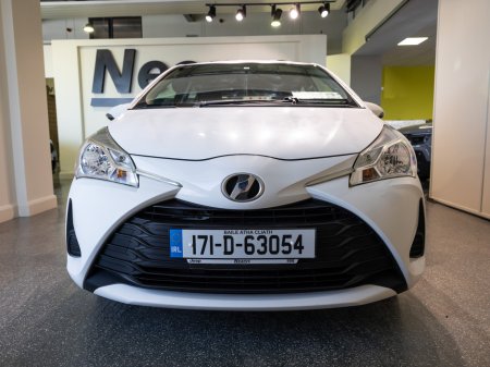 2017 Toyota Vitz - photo 2