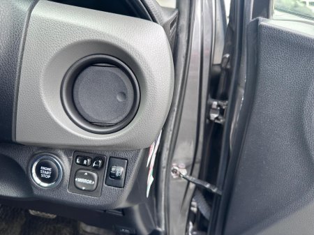 2015 Toyota Vitz - photo 5