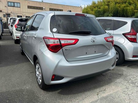 2018 Toyota Vitz - photo 2