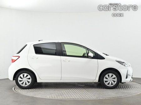 2019 Toyota Vitz - photo 2