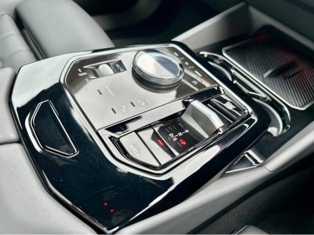 2025 BMW 5-Series - photo 22