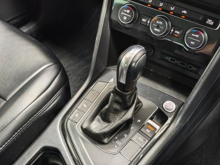 2020 Volkswagen Tiguan - photo 2