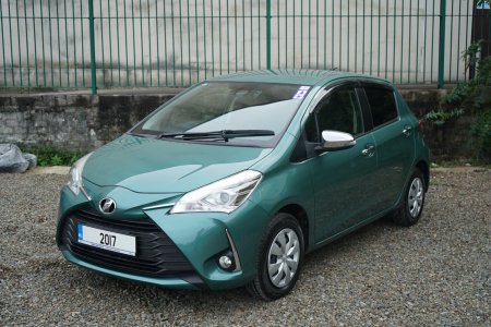 2017 Toyota Vitz - photo 2