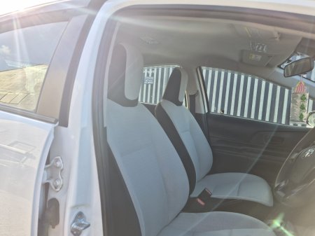 2017 Toyota Aqua - photo 14