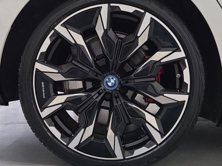 2024 BMW 5-Series - photo 14