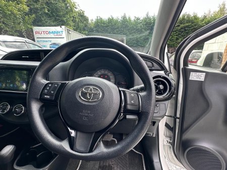 2019 Toyota Vitz - photo 7