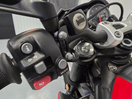 2021 Triumph Street triple - photo 8