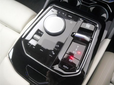 2024 BMW 5-Series - photo 10
