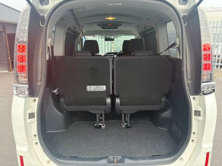 2015 Toyota Voxy - photo 15