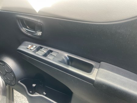 2012 Toyota Vitz - photo 11