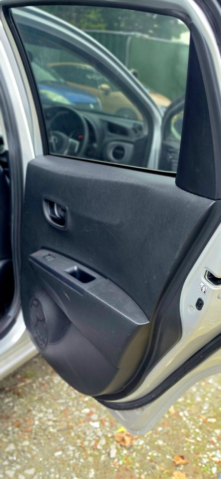 2014 Toyota Vitz - photo 10