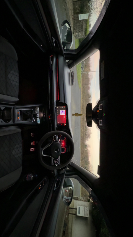 2022 Volkswagen Golf R-Line thumbnail