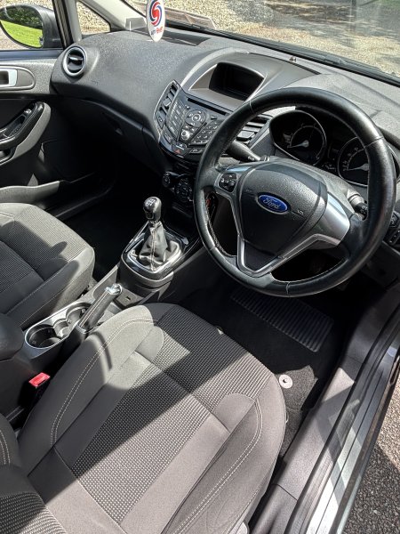 2017 Ford Fiesta - photo 2