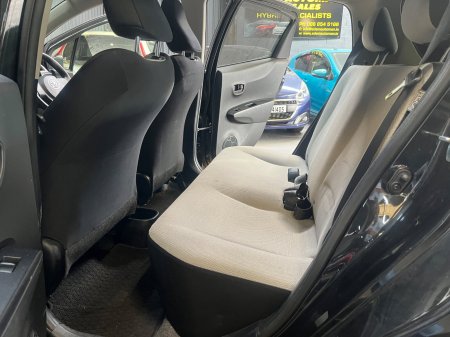 2012 Toyota Vitz - photo 12
