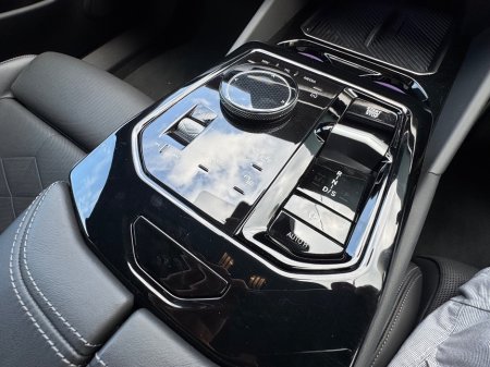 2024 BMW 5-Series - photo 21