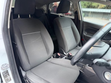 2015 Ford Fiesta - photo 4