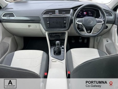 2022 Volkswagen Tiguan - photo 2