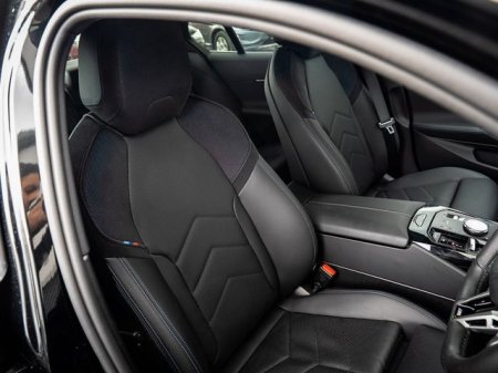 2025 BMW 5-Series - photo 7
