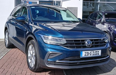 2023 Volkswagen Tiguan Life 2.0 TDI 122HP **REAR VIEW CAMERA, APP CONNECT, BLUETOOTH**