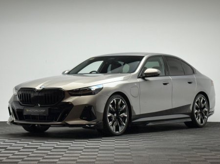 2025 BMW 5-Series - photo 3