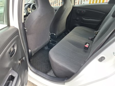 2016 Toyota Vitz - photo 17