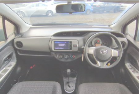 2015 Toyota Vitz - photo 5