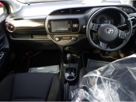 2018 Toyota Vitz - photo 5