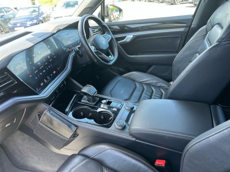 2024 Volkswagen Touareg - photo 2