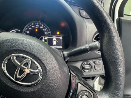 2019 Toyota Vitz - photo 16