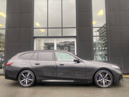 2025 BMW 5-Series - photo 4