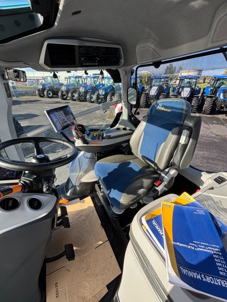 0 New Holland T7.300 - photo 5
