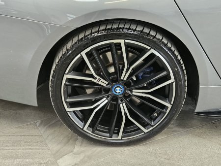 2022 BMW 5-Series - photo 6