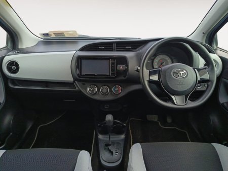2015 Toyota Vitz - photo 10