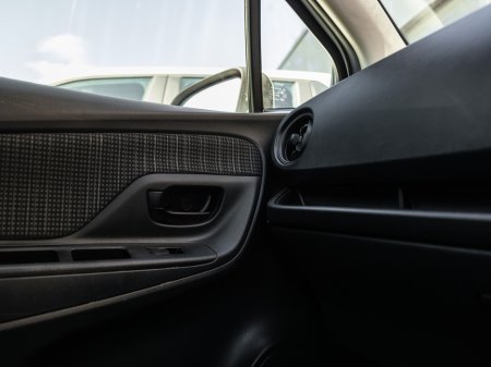 2017 Toyota Vitz - photo 16