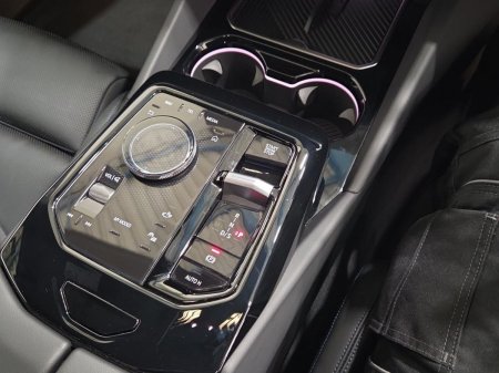 2025 BMW 5-Series - photo 10