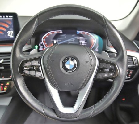 2022 BMW 5-Series - photo 17