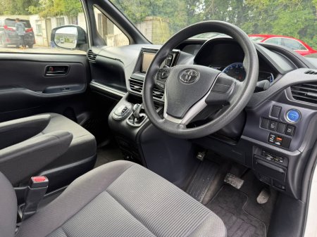 2016 Toyota Voxy - photo 14