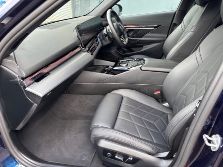 2025 BMW 5-Series - photo 7
