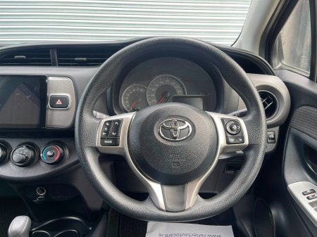 2015 Toyota Vitz - photo 14