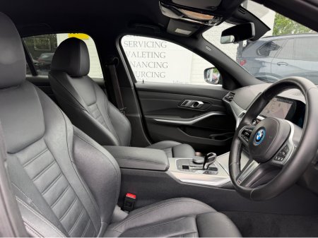 2022 BMW 3-Series - photo 14
