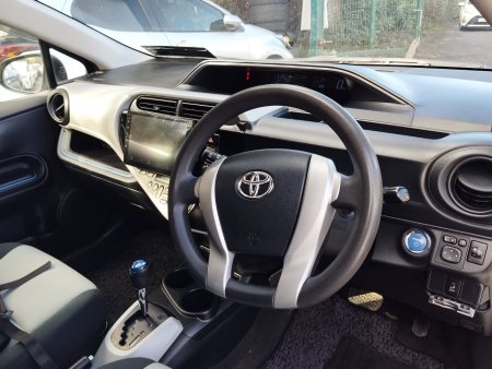 2015 Toyota Aqua - photo 12